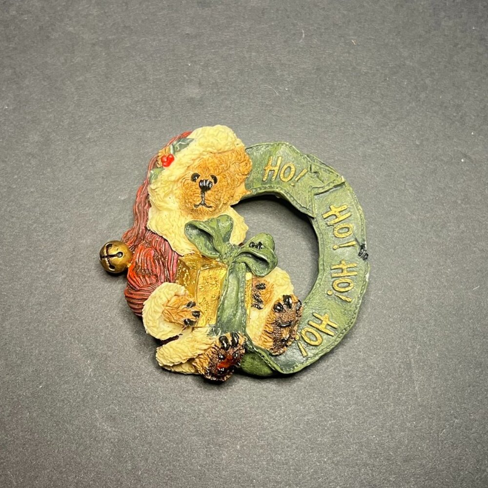 Vintage Boyds Bears & Friends Bearwear Ho Ho! Round Banner Wreath Brooch Pin